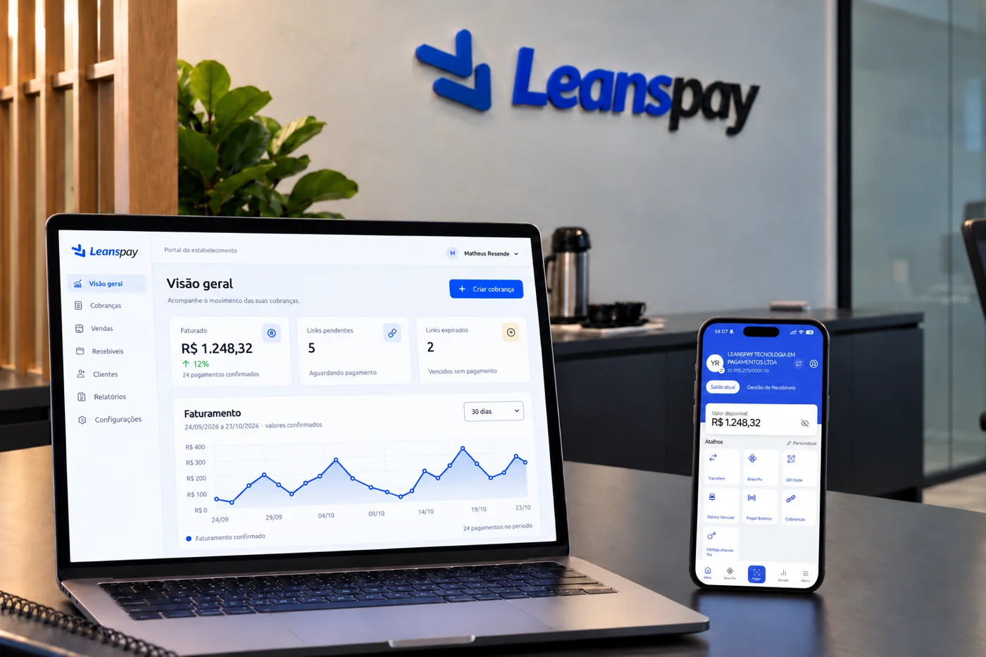 Aplicativo LeansPay em um celular ao lado do portal em um notebook, com nomes e valores anonimizados